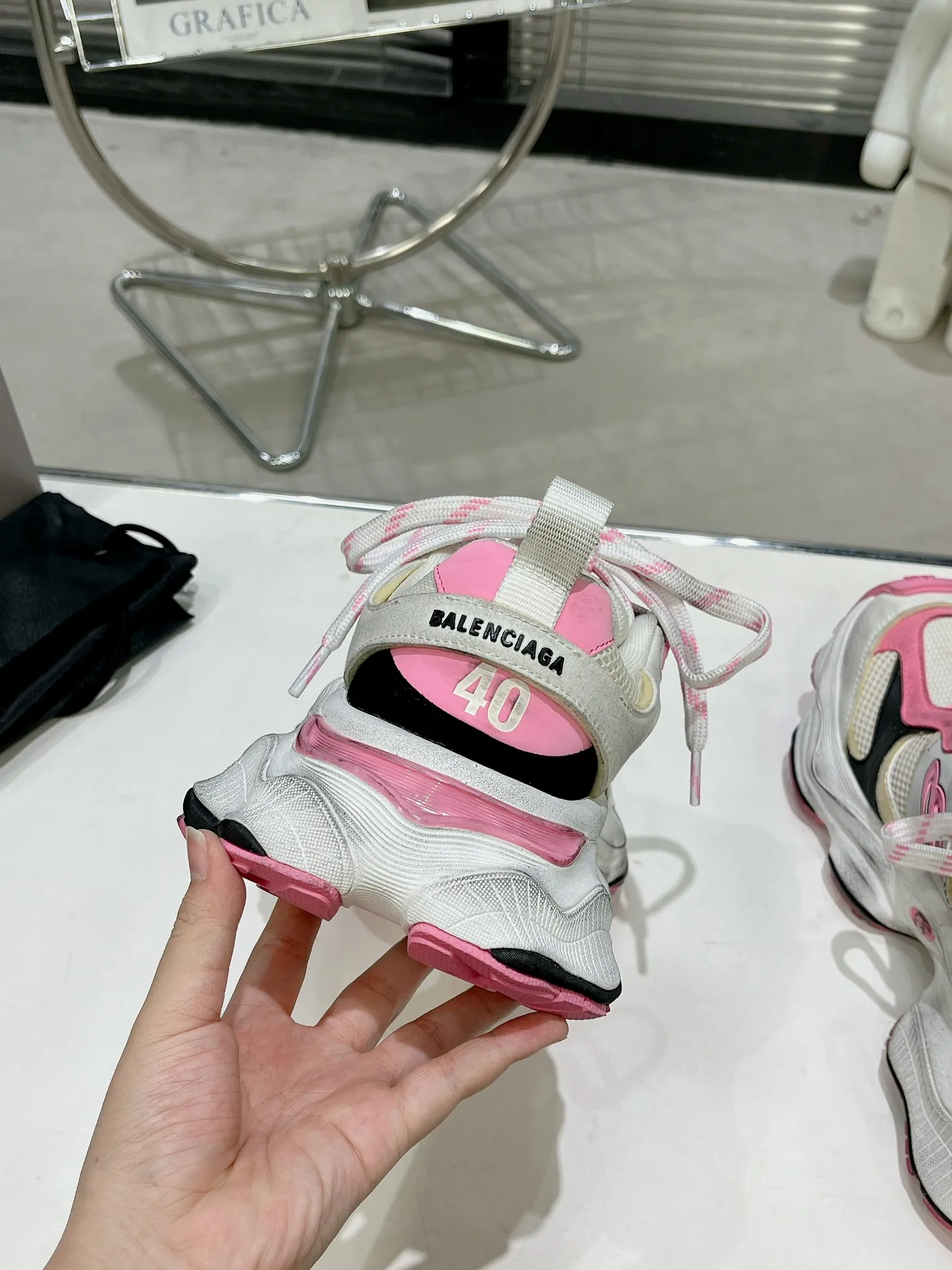 👟👟Ex-factory price 900👟👟 Balenciaga SUMMER 24 Cargo Sneaker Global Limited Edition (JDL) top version super hot! The ultimate secret of 6XL. With the release of Balenciaga's summer 24 series, the 6XL sneakers worn by Liu Haoran on the show once again became a fashion talking point. As soon as the show ended, many bloggers posted reviews of these shoes and comparisons with the 3XL. Looking closely at the whole shoe, there is a larger variant of the "B" logo and a smaller bright yellow as embellishment. The upper material is still normal leather + mesh. All pairs of original materials. Number of yards: 35-45 yards.